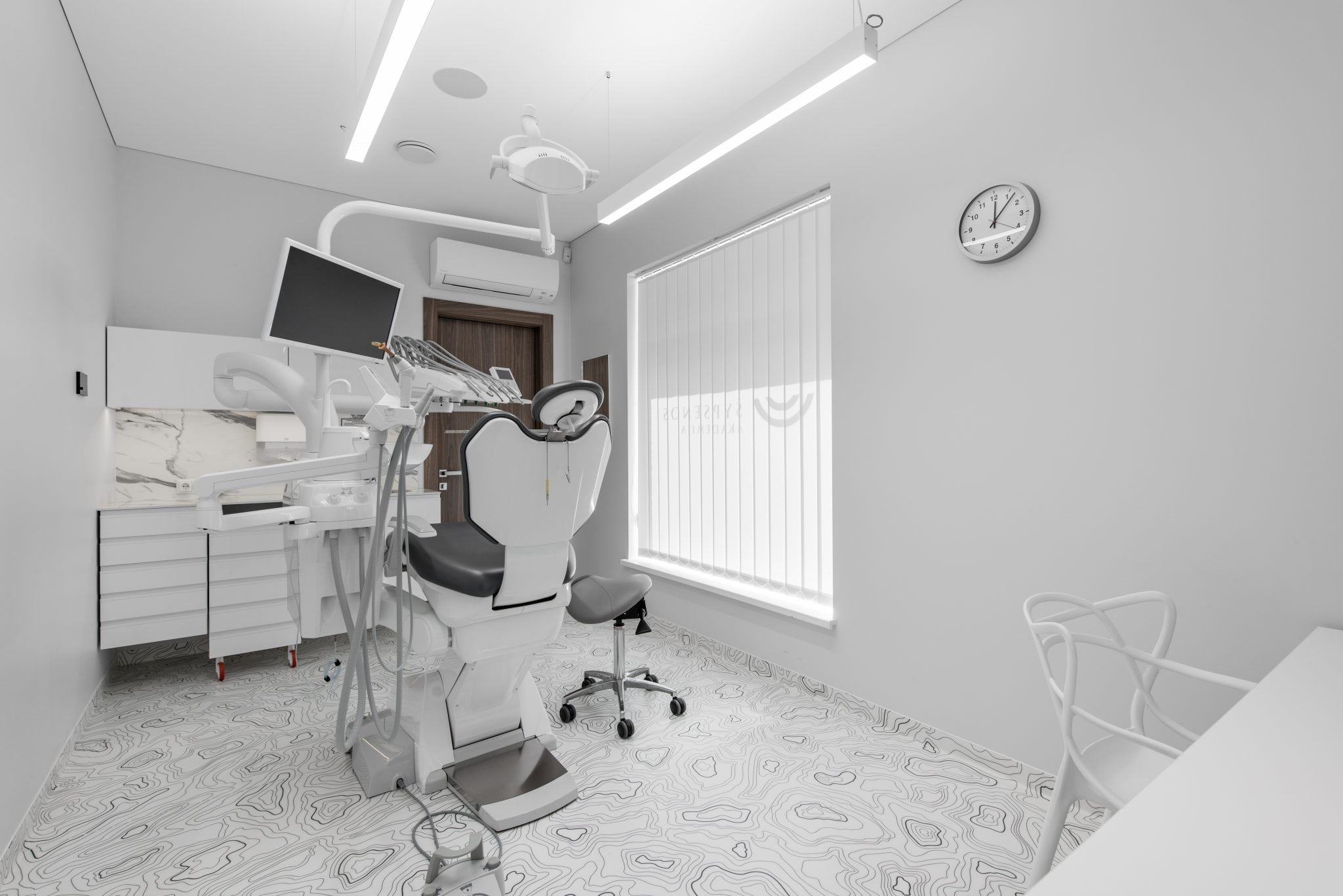Interjero sprendimai verslui, odontologijos kabinetui, įgyvendintas baldų gamybos projektas.